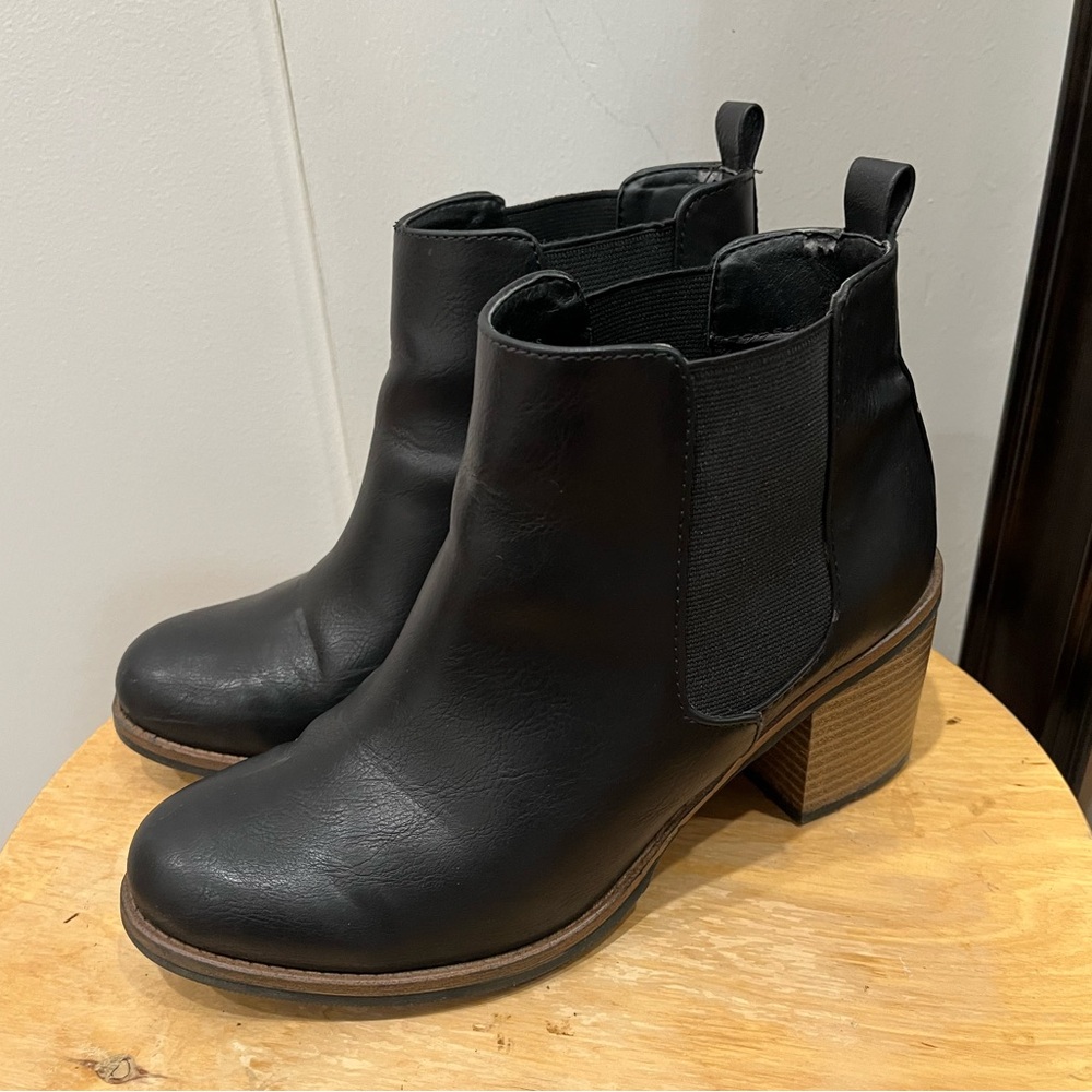 White Mountain Destiny Chelsea Boots
